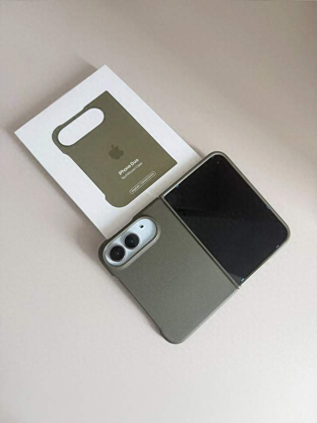 iPhone Duo吵翻了：苹果补上了折叠屏，却弄丢了乔布斯