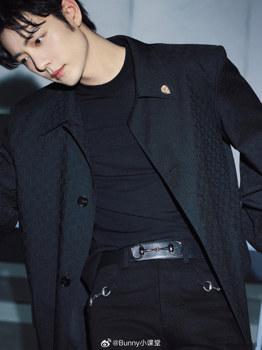 肖战出发米兰时装周，一身黑色造型，如何评价： 