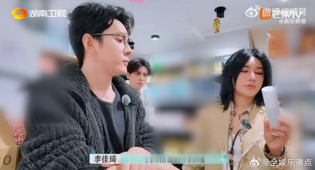 尚雯婕李佳琦正是创业的年纪 创业路上步履不停！第三阶段店铺经营关键期，两人与药妆