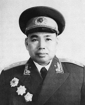 1985年，许世友将军卧病在床，趁旁边无人陪护时，用毛巾勒住自己的脖子死死拉紧，