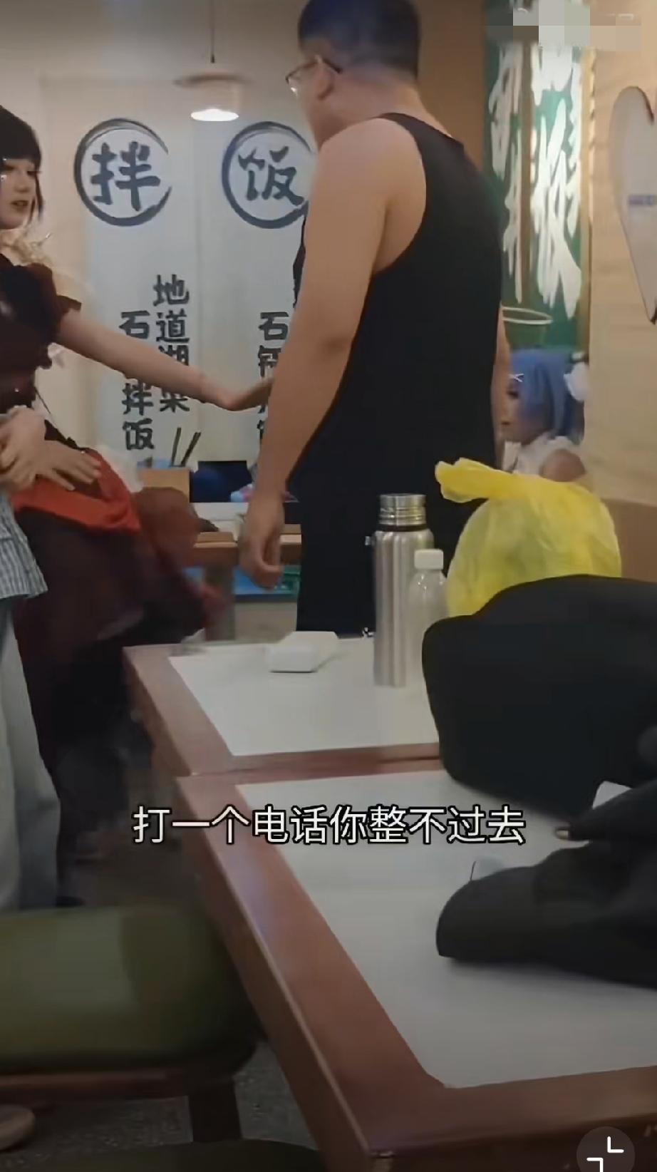 餐厅就餐时，因男子说话声音大，几名coser称影响到她们了。实力coser co