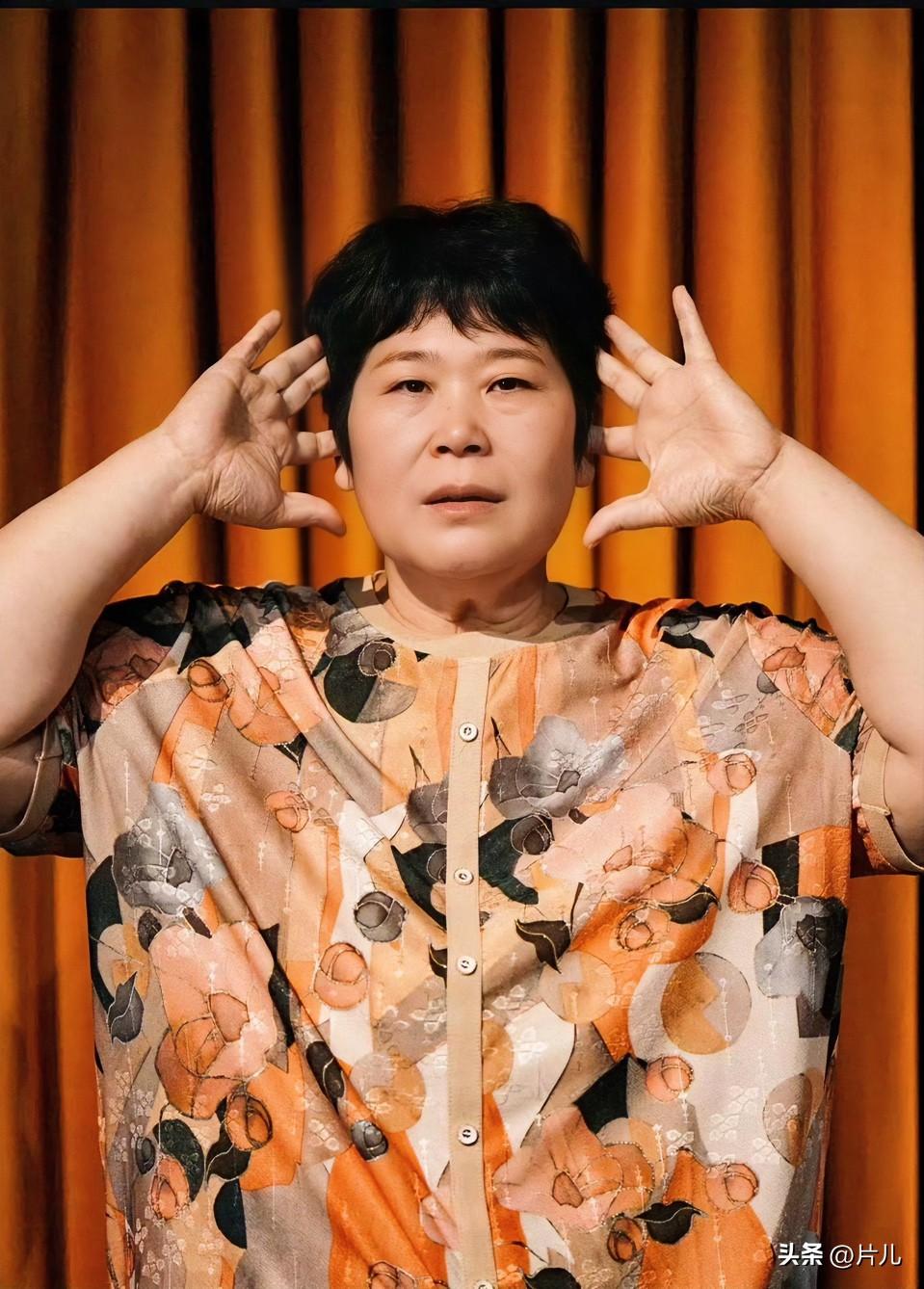 一声叹息！50岁的脱口秀演员房主任的塌房是必然的，除了一句“你也是女人吧”来道德