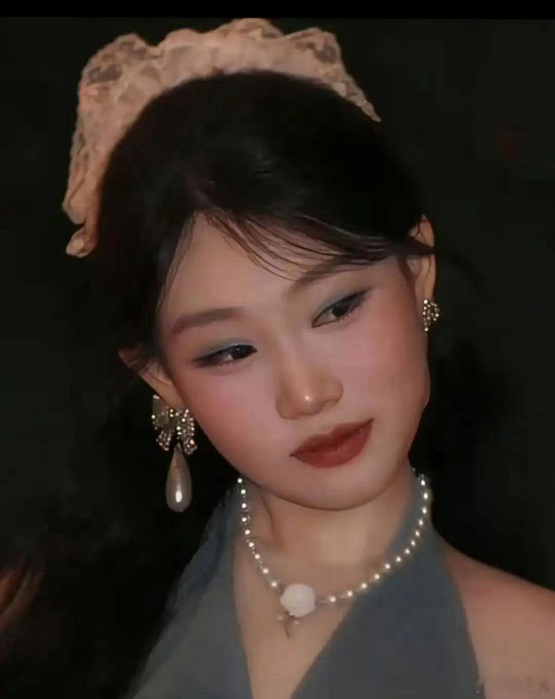 据说沈佳润找的是业内超牛化妆师。卸完妆可没那么美。 