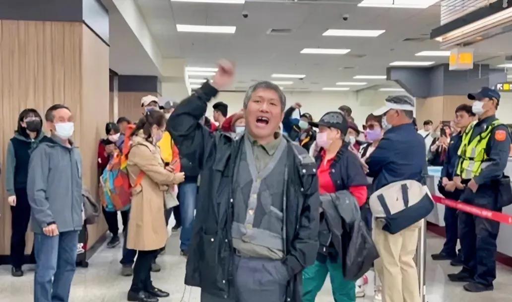 【民进党阻止70多名金门选民返乡投票，台军方用所谓“战备”搪塞？】
民进党又做了