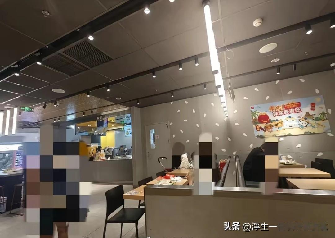 狗上桌，这次轮到辽宁大连华南万象汇的一家知名的快餐店了！从图片可以看到，狗是光明