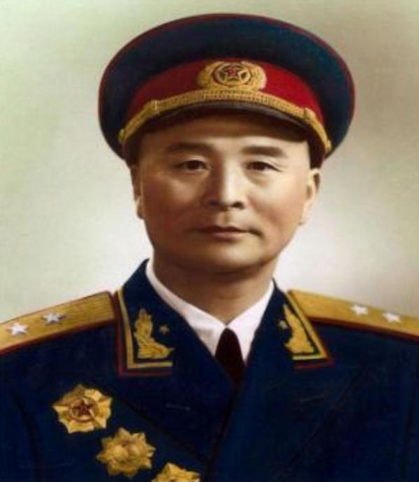 1936 年，一位老大娘上山采野果。突然发现一大群苍蝇，在草丛上 “嗡嗡嗡” 盘