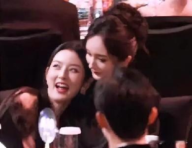 尖叫夜甜度超标！杨幂宋祖儿“神仙抱”锁死闺蜜情

2025爱奇艺尖叫之夜星光熠熠