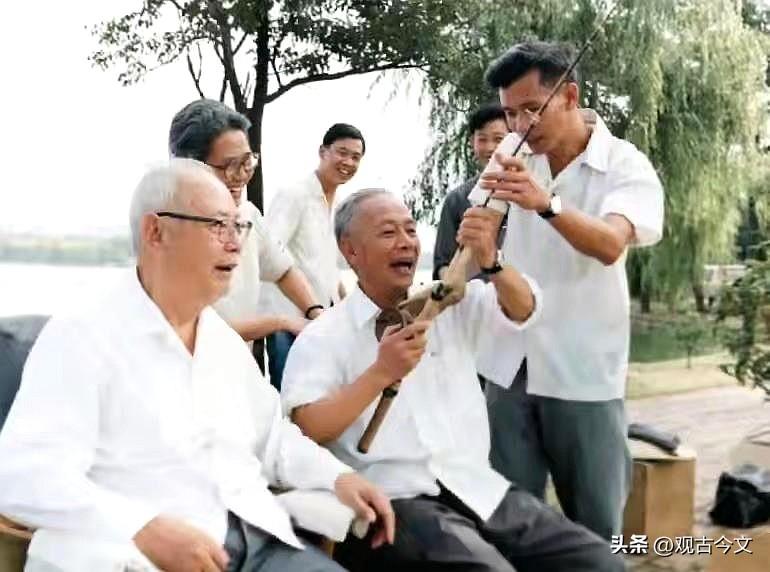 1979年4月武汉东湖，叶剑英元帅与陈丕显在此垂钓，湖边杨柳依依，环境清幽。
钓
