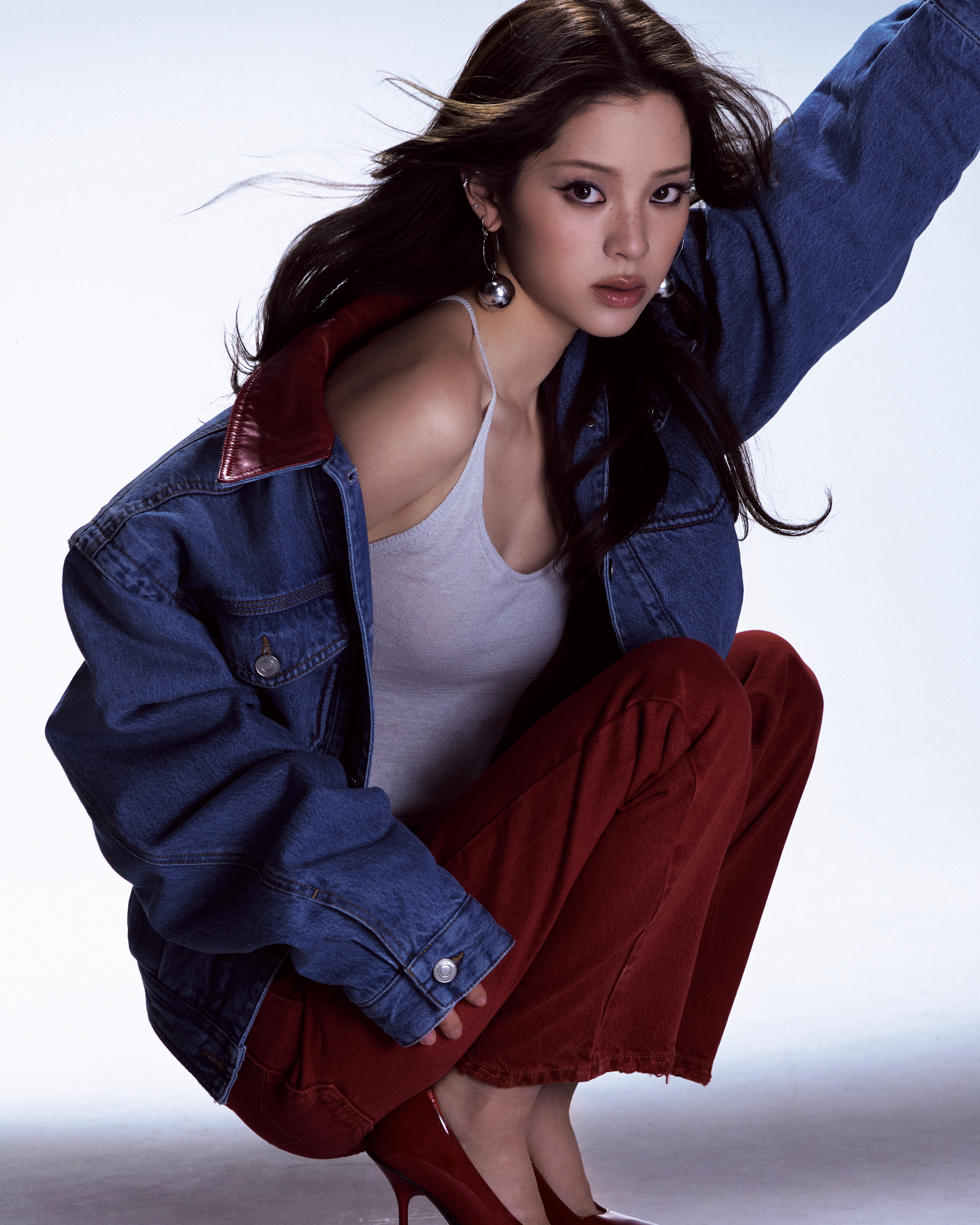 欧阳娜娜红蓝撞色丹宁造型欧阳娜娜身着 ISABEL MARANT 2026冬季系