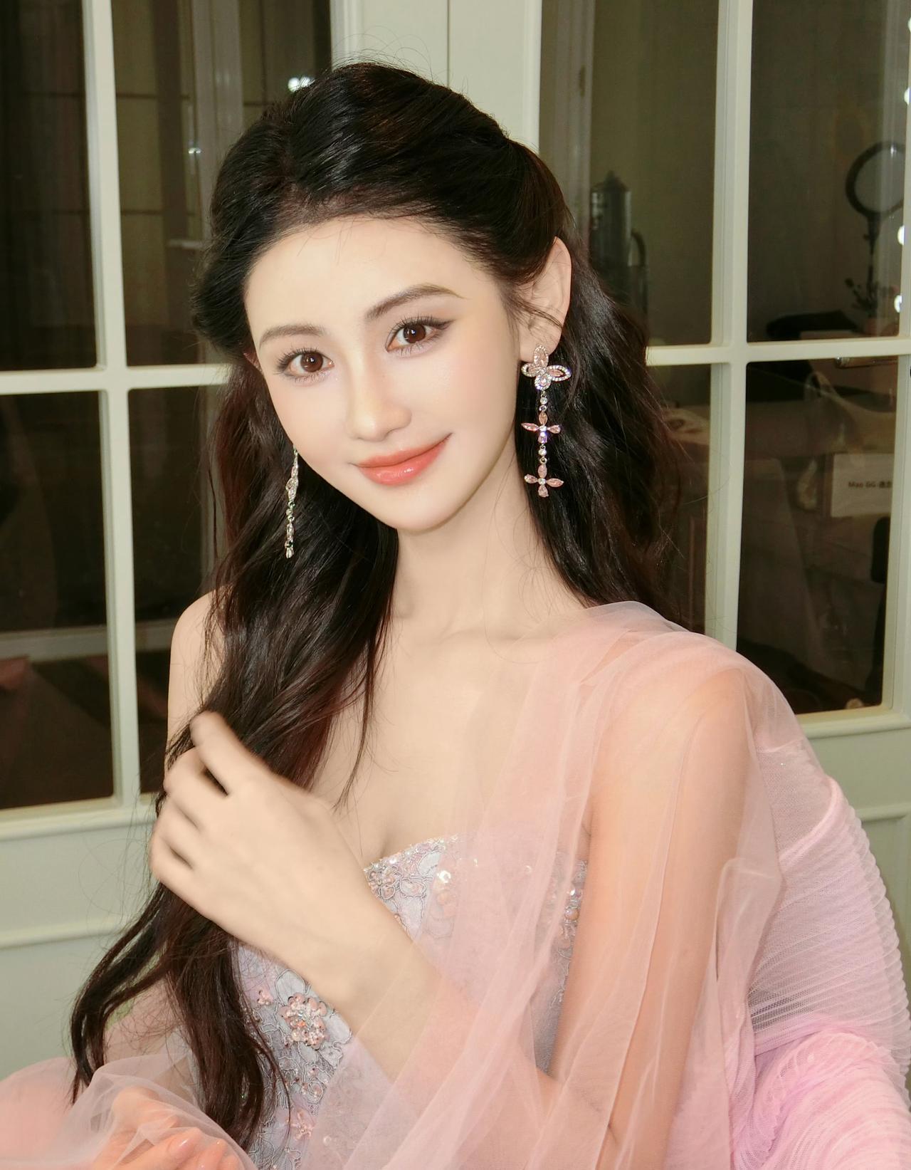 曹赛亚浅粉薄纱抹胸礼服，蓬松卷发，妥妥浪漫温柔小公主既视感
