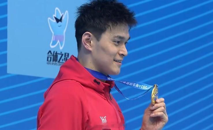 #孙杨400自夺冠# 决赛中，位于第5道的孙杨出发后在第一个100米后游到第二名