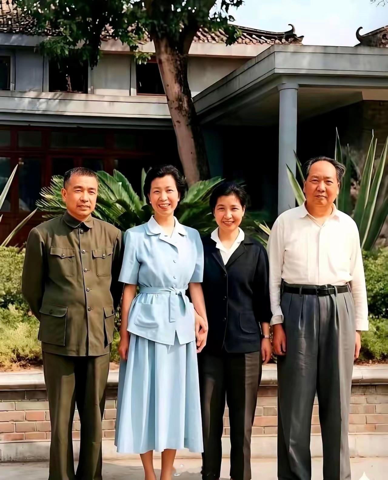 这是一张留存下来的珍贵老合影，拍摄于院内庭院之中，背景绿树葱郁，平房素雅安静，岁