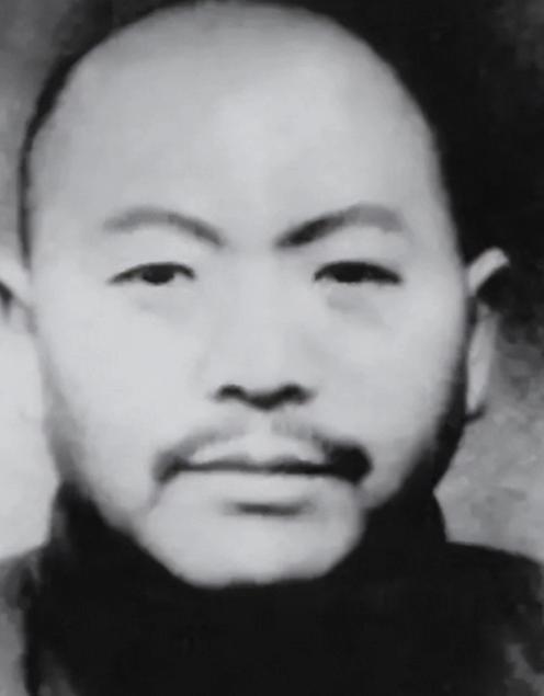 1951年，9名死刑犯被绑上刑柱，前8人吓得浑身发抖，黄标却昂首怒目，毫无惧色，