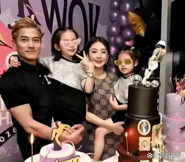 直播忘记开启美颜，原相机直拍生图出镜，方媛素颜清爽大方，没有滤镜加持依旧端庄耐看