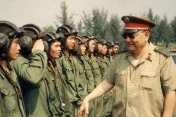 1982年，开国少将尤太忠在部队视察工作，突然看到一个副团长十分投缘，便想重点提