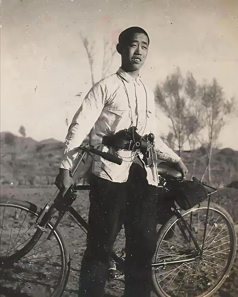 1943年，八路军电台队长刘长生爱上了一个日本女特务，便向上级申请结婚，被拒后，