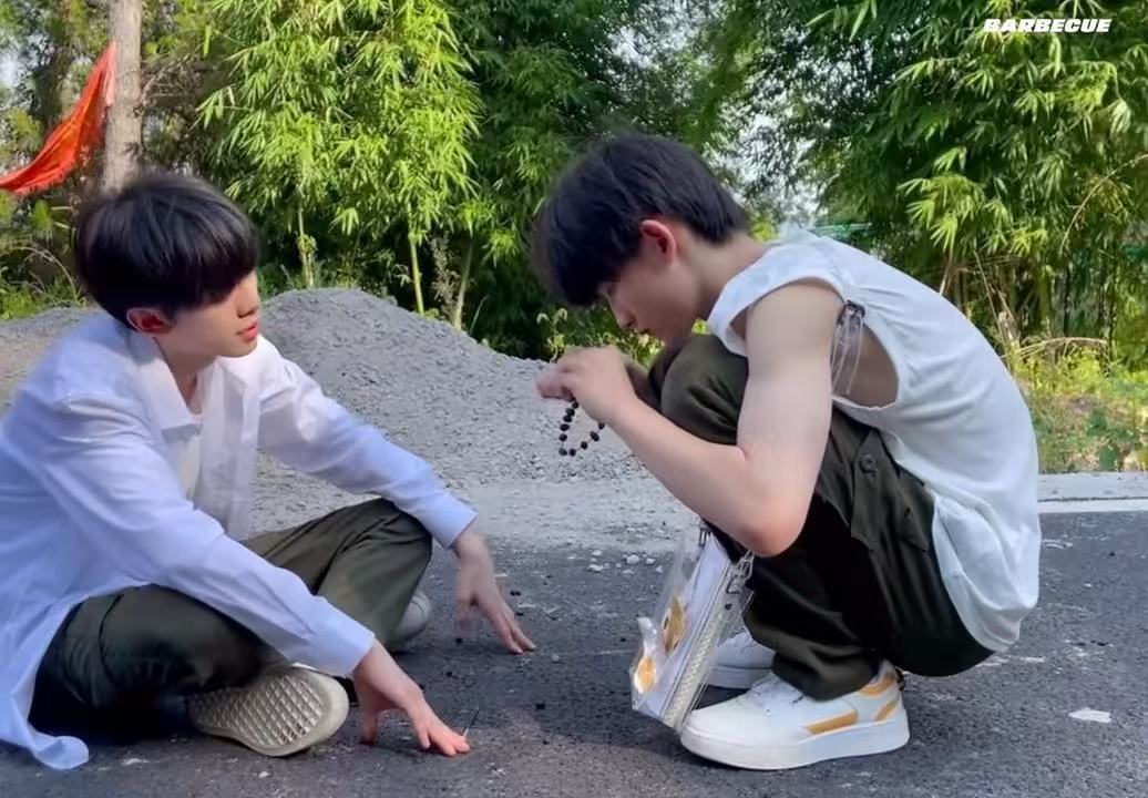 余宇涵曾用热乎羊屎做手链超燃青春的合唱颜安科普羊屎手链冷知识全场爆笑，余宇涵无意