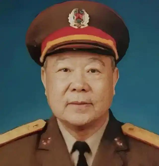 总后勤原部长，13岁革命，57岁授中将，63岁晋上将，如今94岁了
 
在我国开