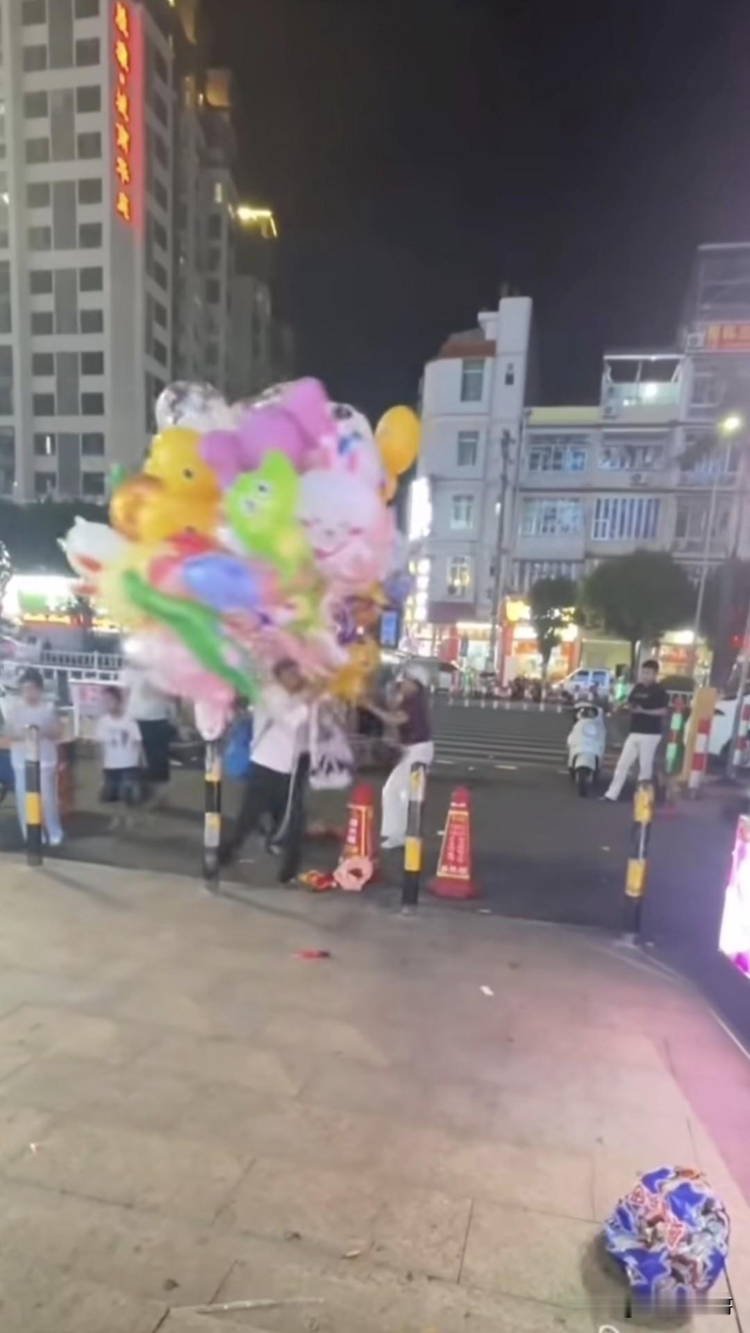 两个卖气球的打了一架，最后气球都飞走了