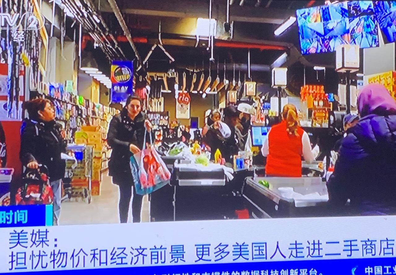 据央视报道，由于“担忧物价和经济前景，更多美国人走进二手商店”。看来，对他们来说