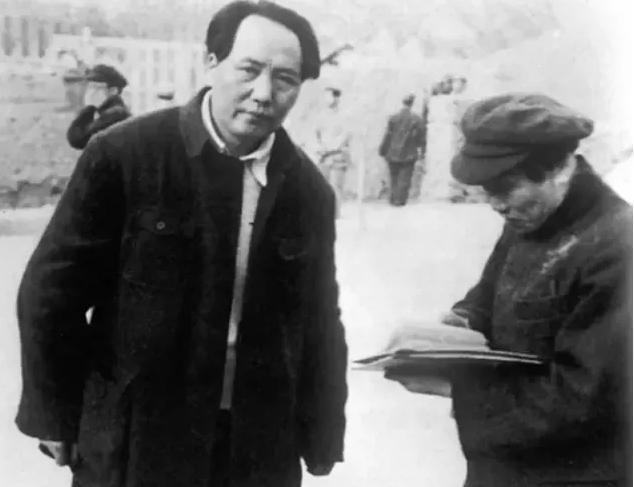1947年，毛主席与任弼时发生争执，无人敢上前劝阻，站在窑洞外的一名炊事员，慢慢