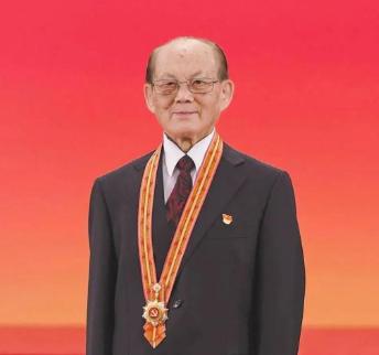 到底啥才叫把人民装在心里？今年是建党105周年，这八位七一勋章获得者用他们的大半