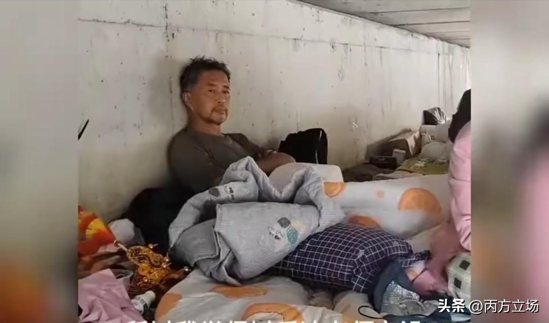 谁能想象？一个睡桥洞、捡垃圾的流浪汉，如今却坐在文化学者大咖云集的交流会上畅所欲