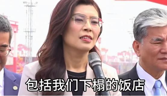 郑丽文今天直接称呼“毛主席”了。
她今天上午在上海洋山港发表谈话时，主动提及自己