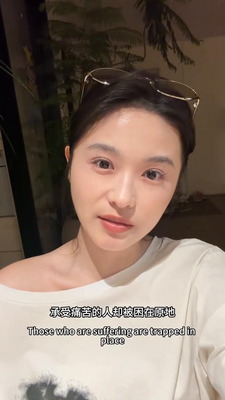 制造痛苦的人可以轻易翻篇，承受痛苦的人却被困在原地。人在精神上受的伤是补不回来的