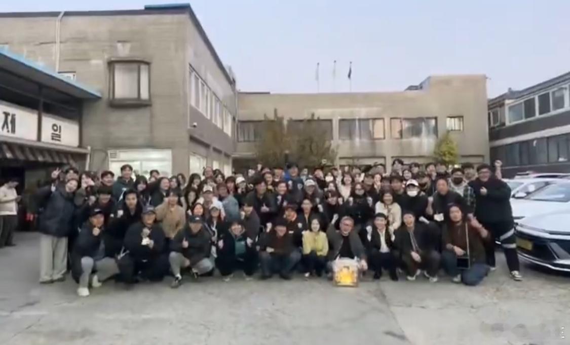 李帝勋  表艺珍 金义城等主演的《模范出租车3》正式杀青！！！！！！！！！拍摄时