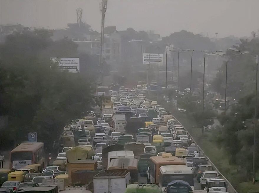 新德里这是快要被毒雾闷死了，老百姓全往周边山区逃，结果通往喜马拉雅山麓的公路彻底
