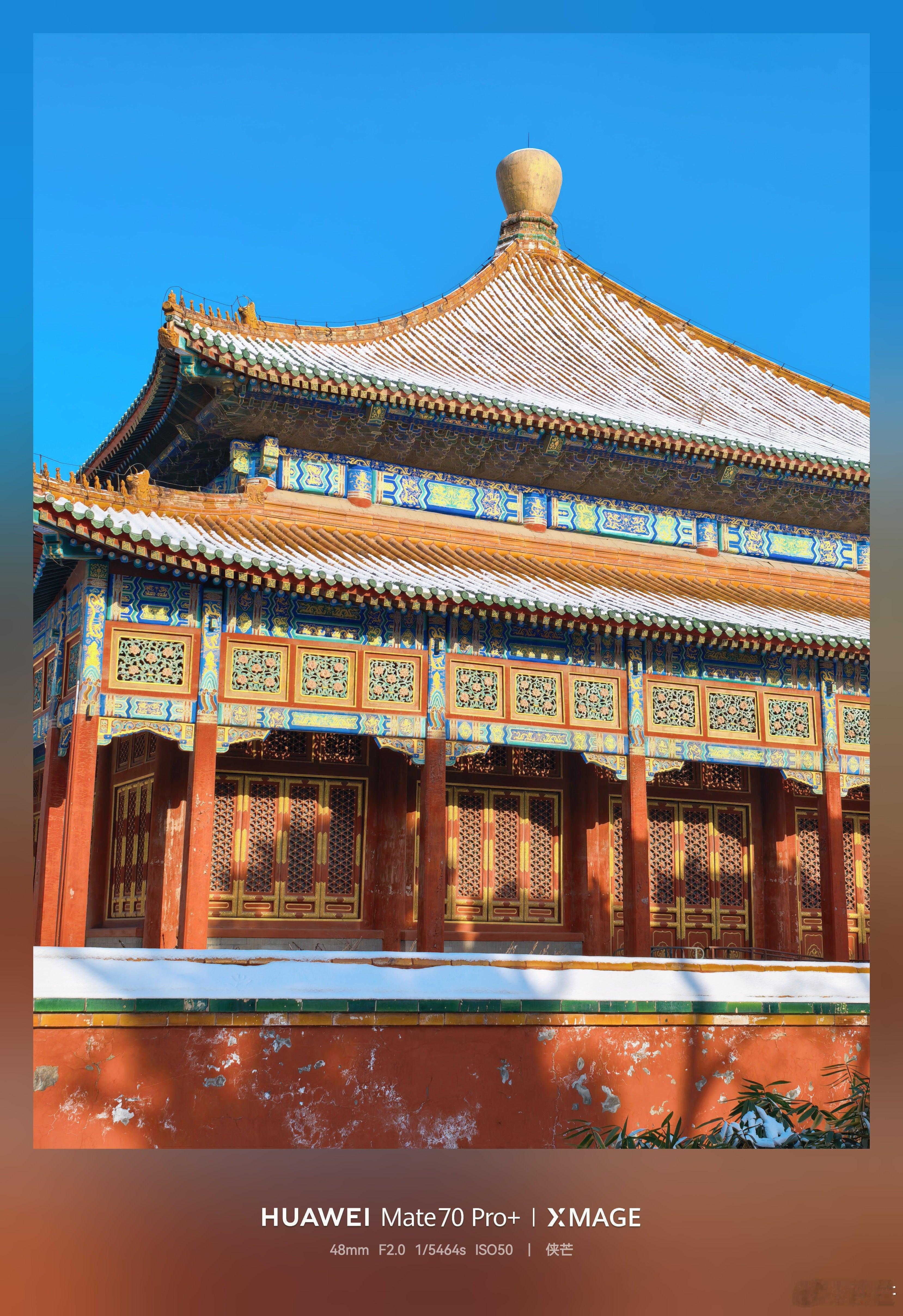 〖雪映小西天〗        北海小西天，白雪轻覆金瓦，殿宇如眠于玉尘之中。四面