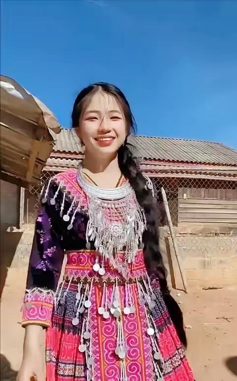 世界有个国家，满街都是汉字，还以为是在中国，美女都想嫁到中国。同样是受中国文化影