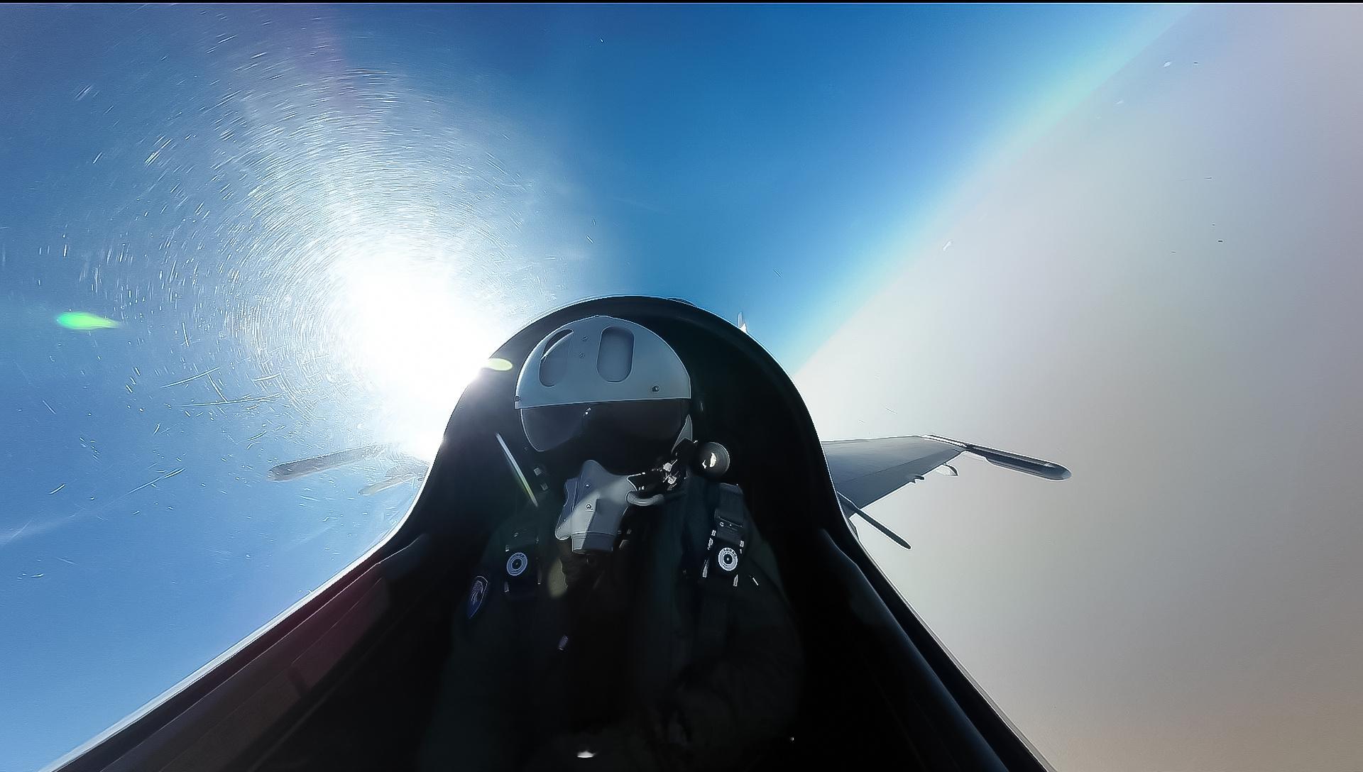 【直指苍穹！实战化昼间飞行训练硬核上线】“起飞！”指挥员一声令下，数架战机如利刃