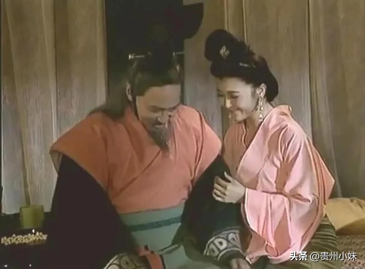 前553年，齐庄公在崔杼帮助下获得君权。一天，齐庄公到崔杼家吃饭，看上了他貌美的