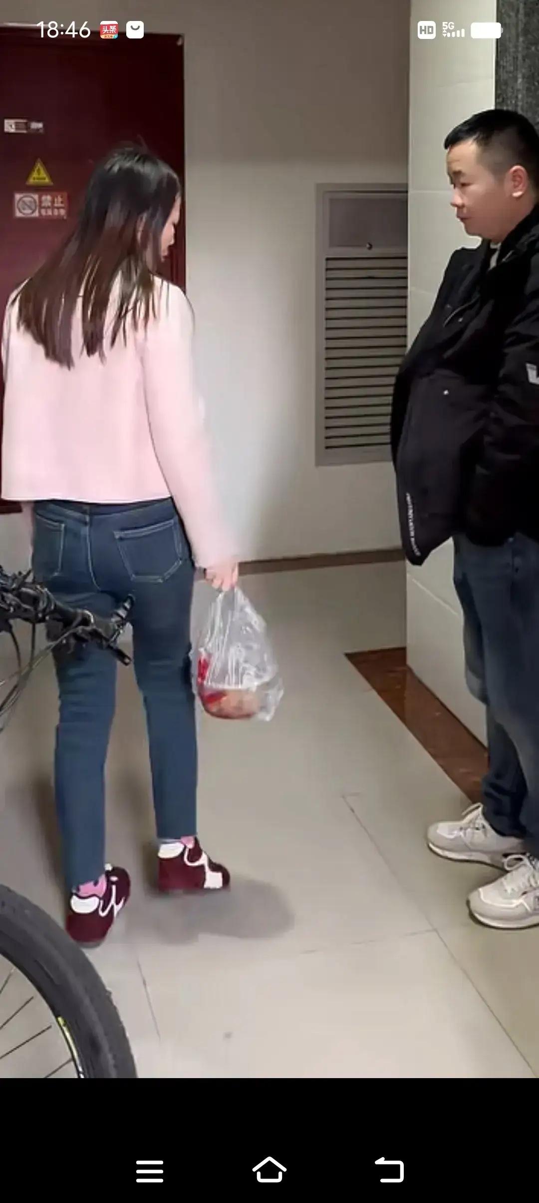 真尴尬！不巧不成书，妻子嫌弃丈夫穷离婚三年后，万万没想到，丈夫在同一个小区偶遇妻