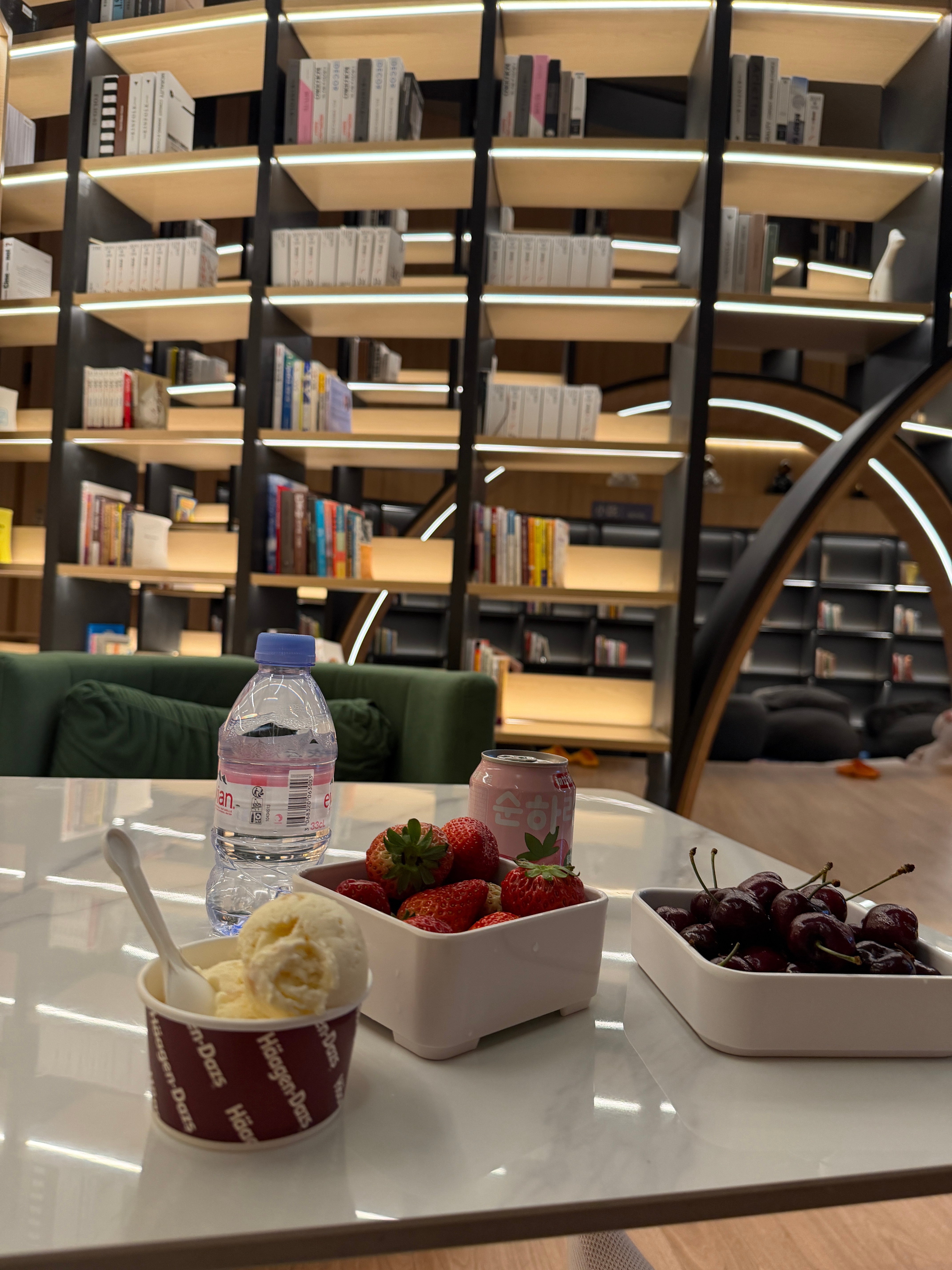 前几天跨年我狂吃了100个左右哈根达斯我炫了10个夏威夷果的车厘子价格暴跌近40