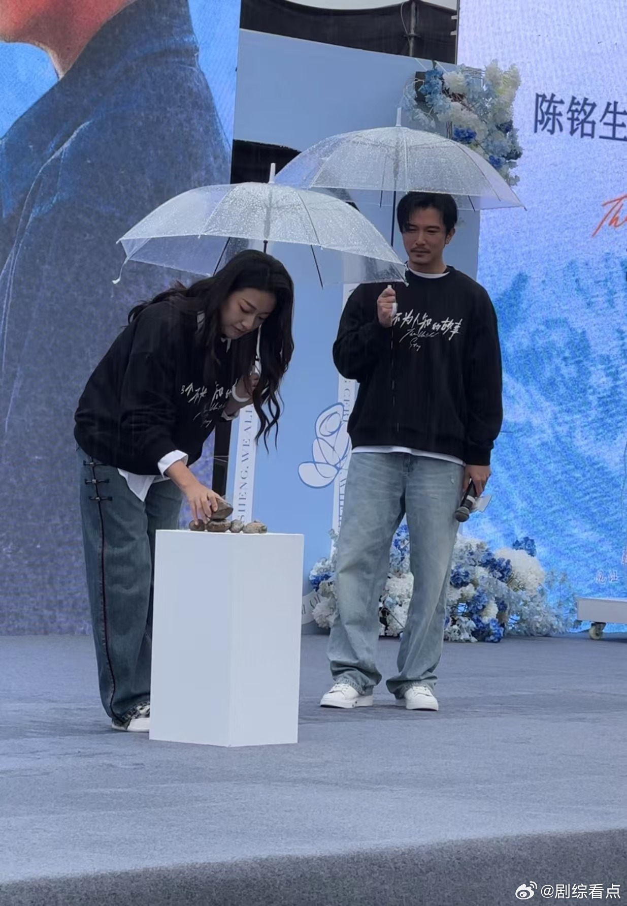 #邱泽劝情侣吵架不要过夜# 电影《那个不为人知的故事》在丽江举办的活动，充满了浪
