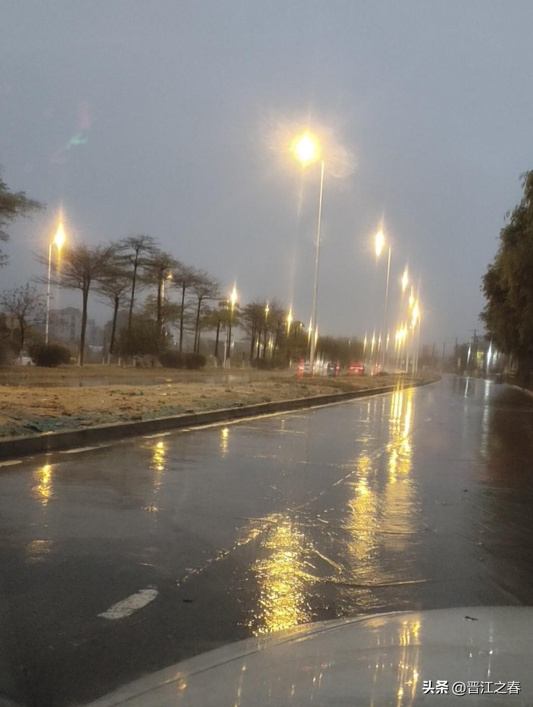 苹果手机拍的照片，比OPPO手机拍得比较清哳，但OPPO拍的气氛比较好！
(前三