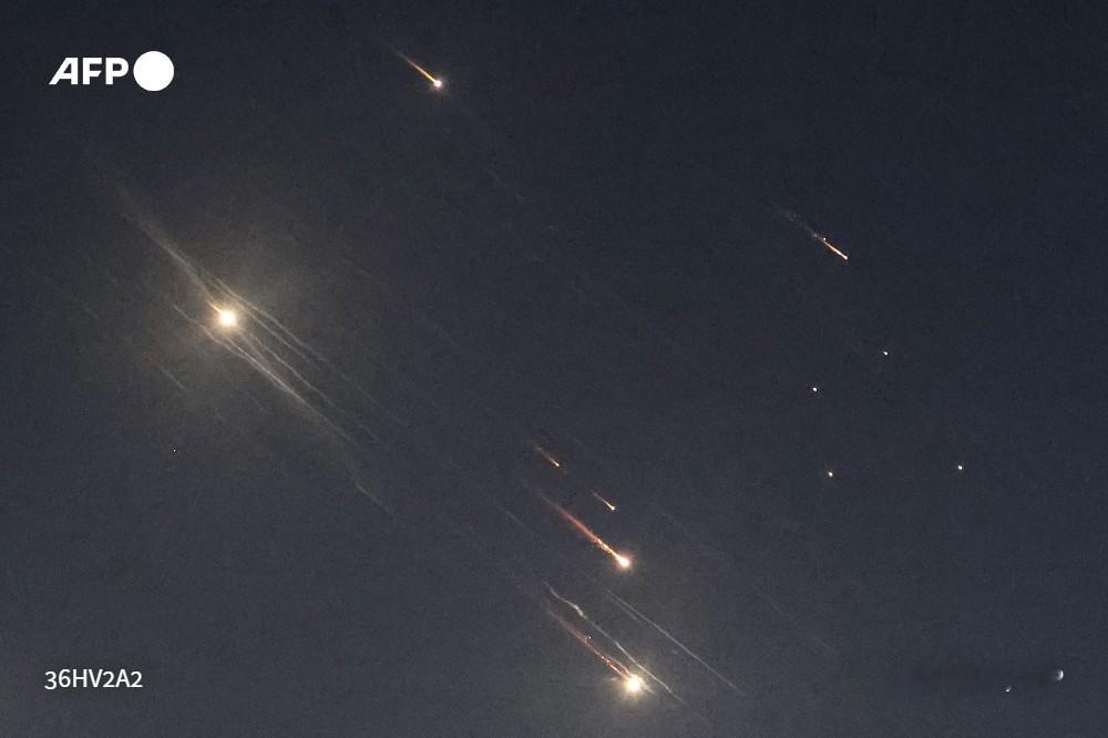 #中东滑向全面战争#【危急！以军极限施压黎伊 中东距离全面战争近在咫尺】据央视，