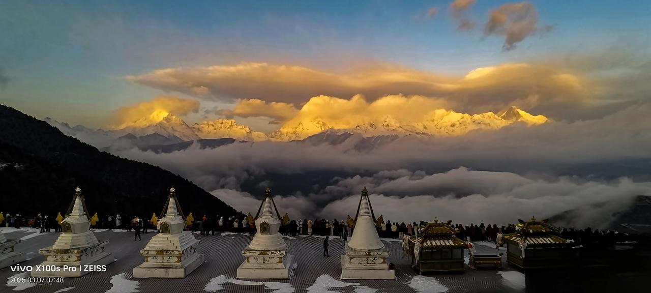 梅里雪山
雪山的壮丽与寺庙的宁静，在晨曦中交织成一幅美丽的画卷。