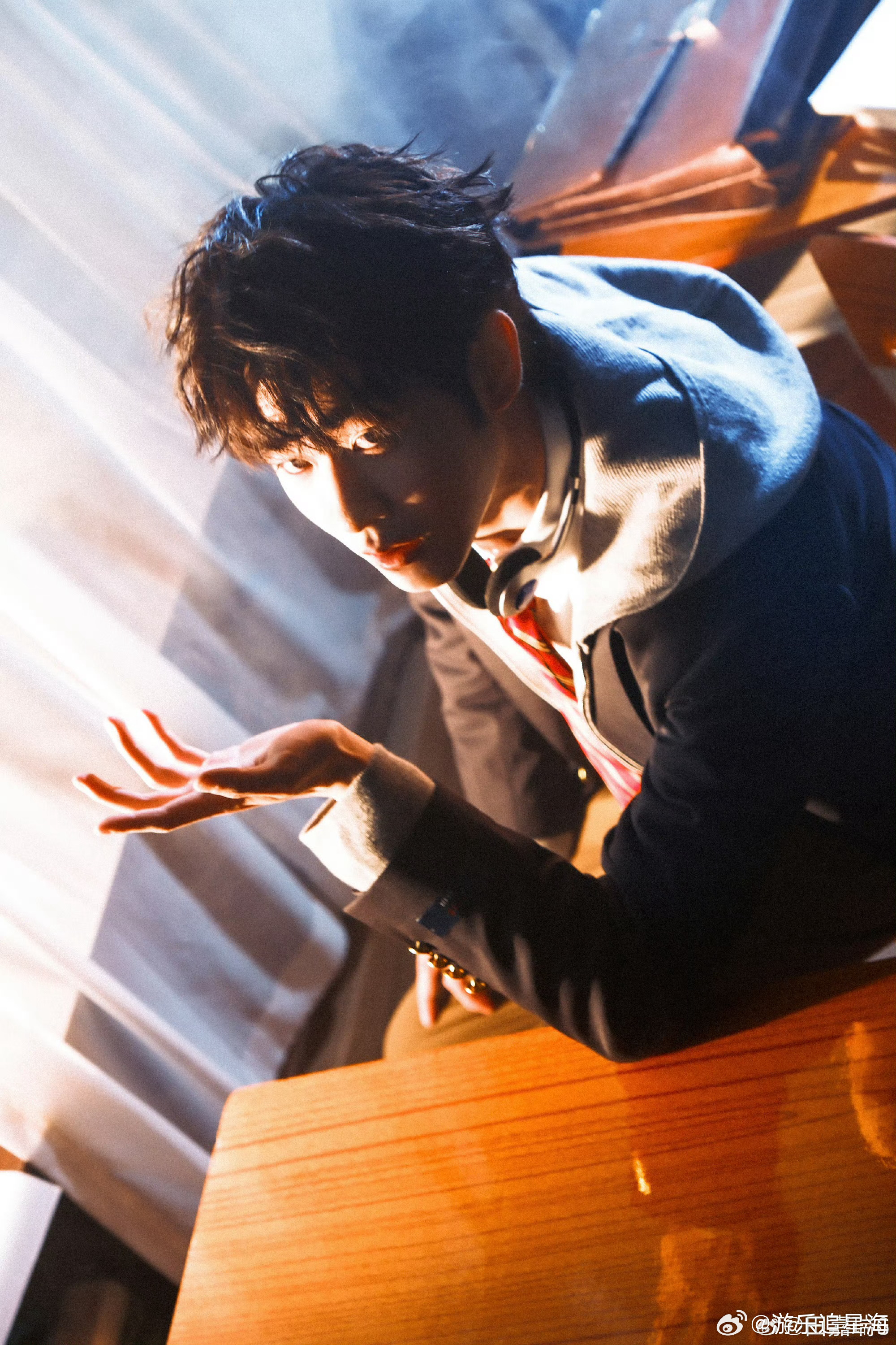 田嘉瑞屋顶战神 夜风吹乱他的发丝，他却站得笔直，那种“身处绝境仍撑着一口气”的劲