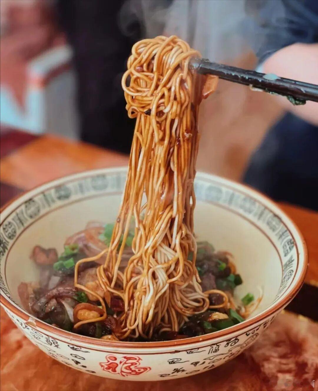 面条裹满酱汁，这碗面看着就好吃