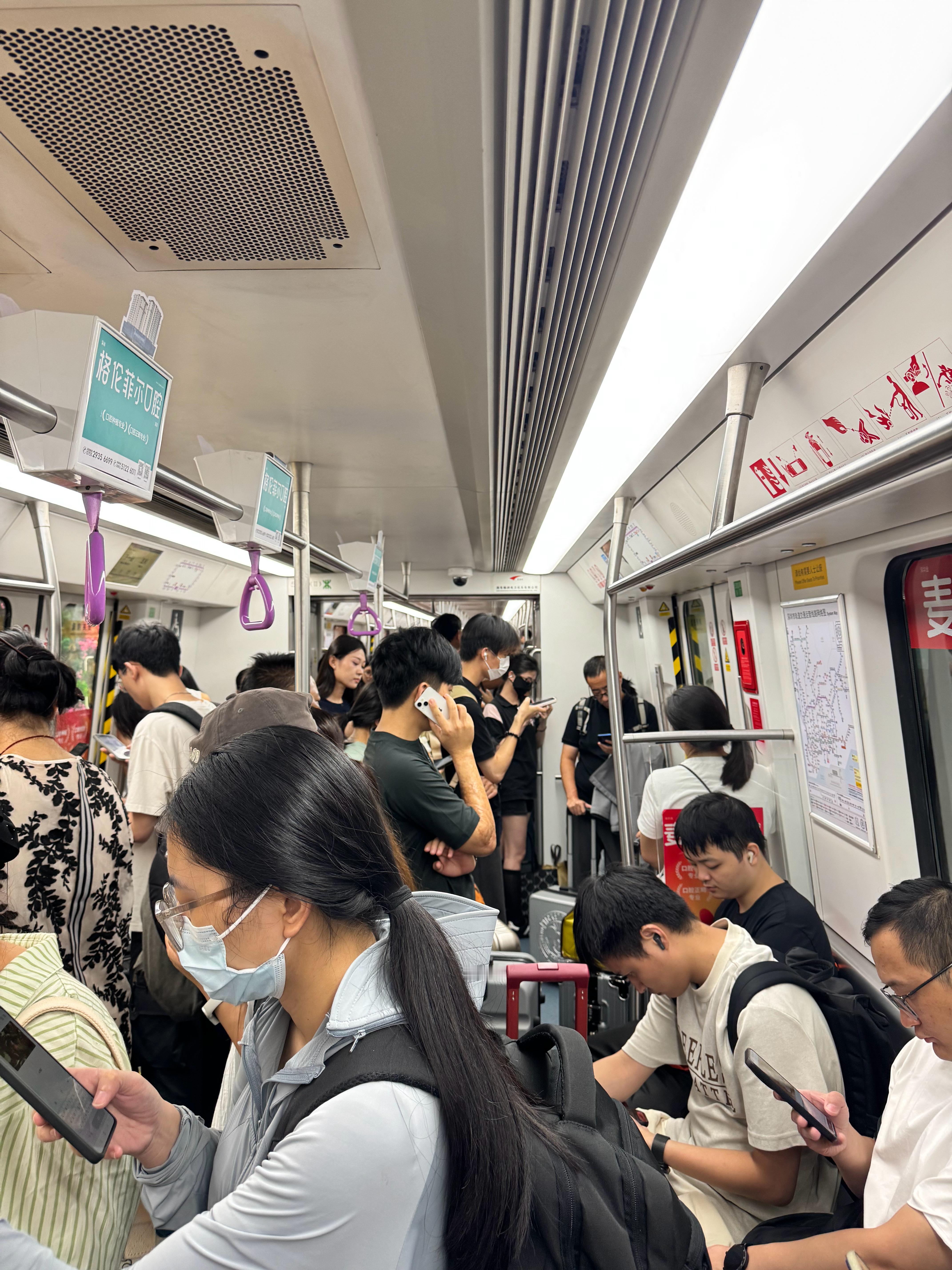 其他城市不太清楚，但是在深圳地铁上，大多数用的就是iPhone ，看了身边一圈，