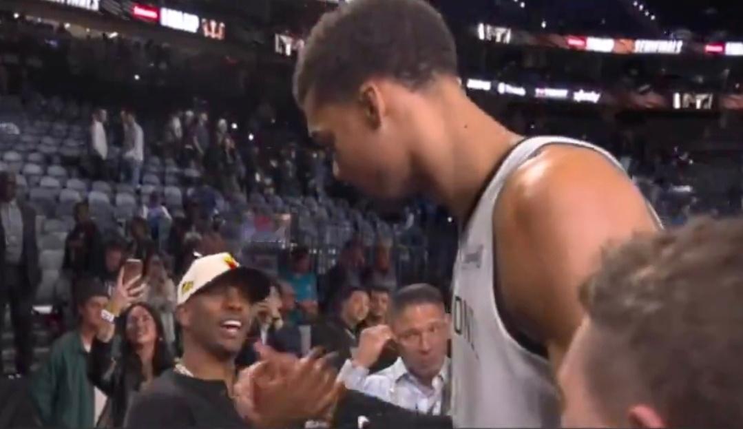 重回马刺？保罗赛后与文班亚马亲密互动，二人互相拥抱致意NBA杯半决赛，马刺今日1