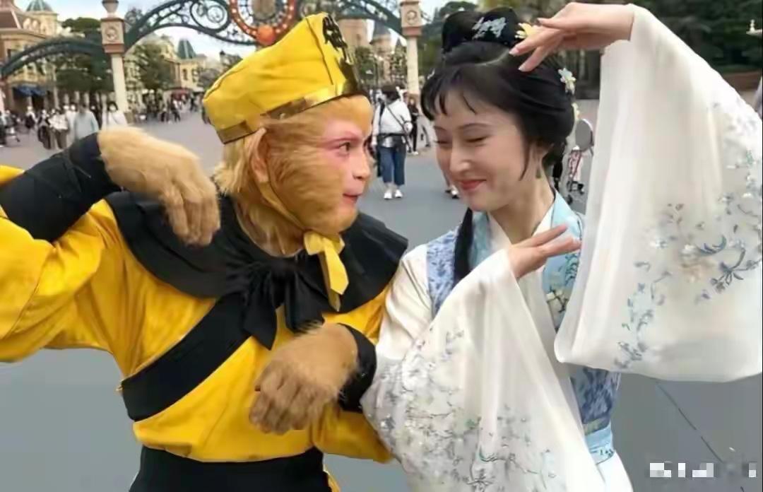 这两天就磕他俩的CP了，越看越般配。瞧他们拉丝的眼神，瞧他们的神同步，瞧他们开心