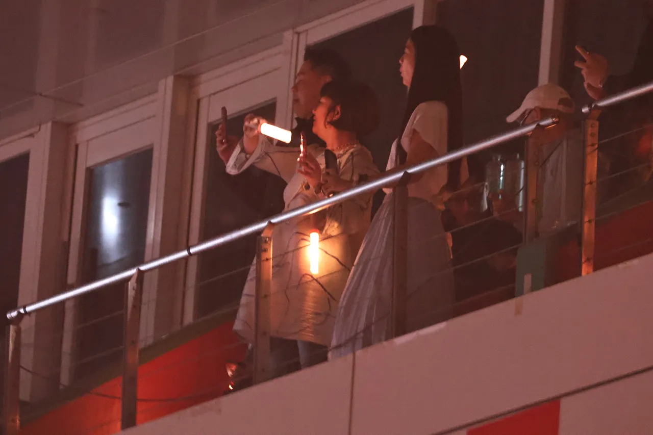 Selina 昨晚现身动力火车演唱会现场！跟妹妹任容萱以及任爸、任妈坐在包厢区同