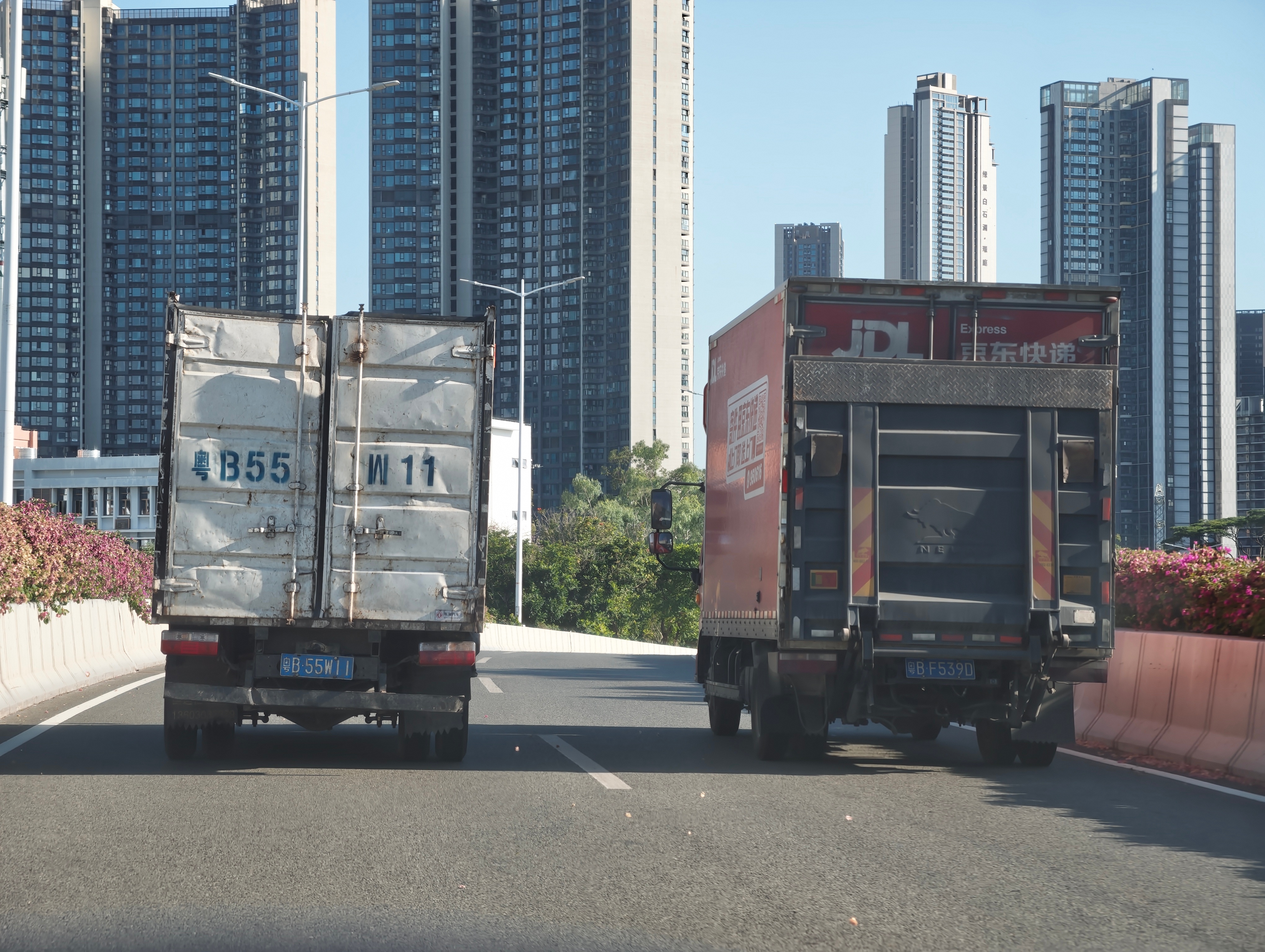 我真服了，31km/h超30km/h，任凭后面怎么闪灯滴滴，依然较劲…… ​​​