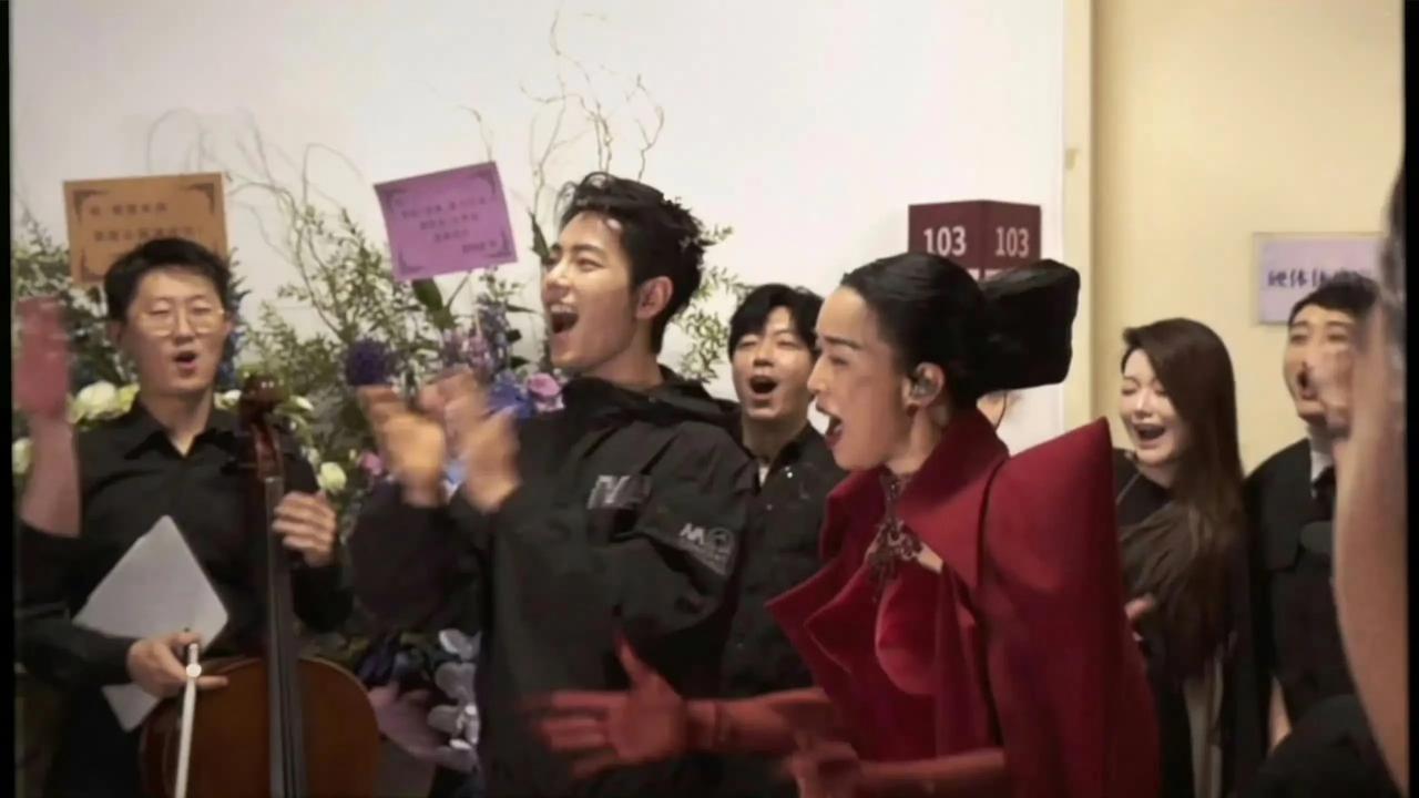肖战对待别人的演唱会仪式感直接拉满，被网友调侃是最尊重演唱会的嘉宾。
不管是去孙