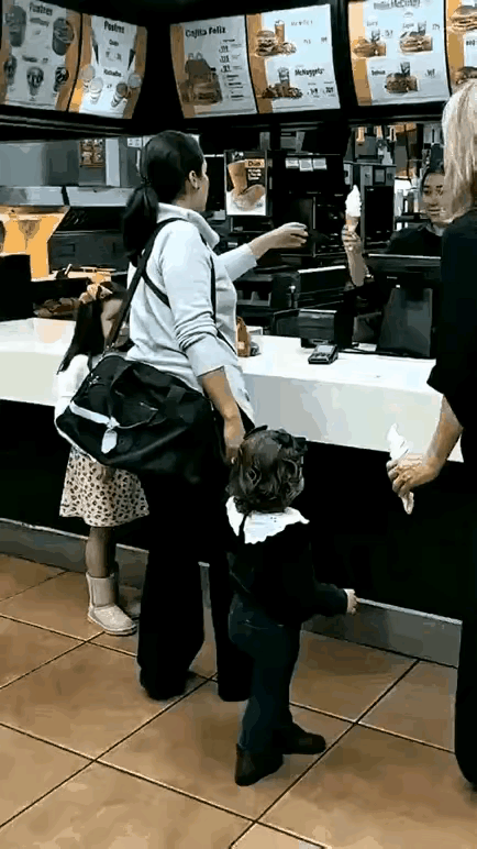 这才是言传身教教育孩子模范。又有几个做妈妈的能够这样很自然的做到呢？如果是你，你